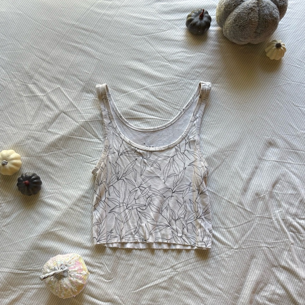 A New Day Light Gray Leaf Print Tee